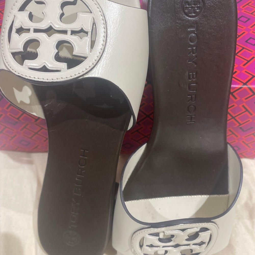 Tory Burch Bombe Miller Logo Slide - Picture 4 of 9